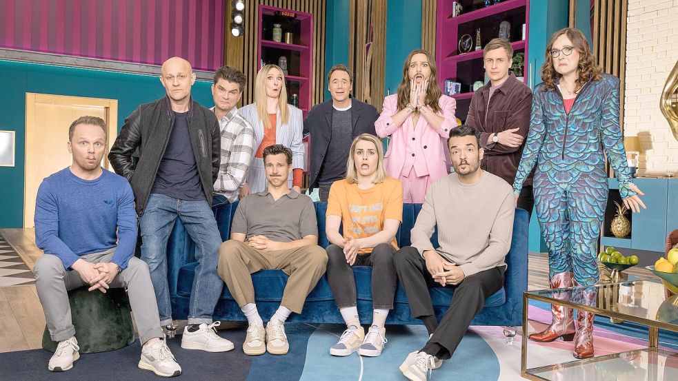 Ernste Mienen beim Cast der neuen „LOL“-Staffel. Foto: ---/Agentur filmcontact/Prime Video/dpa