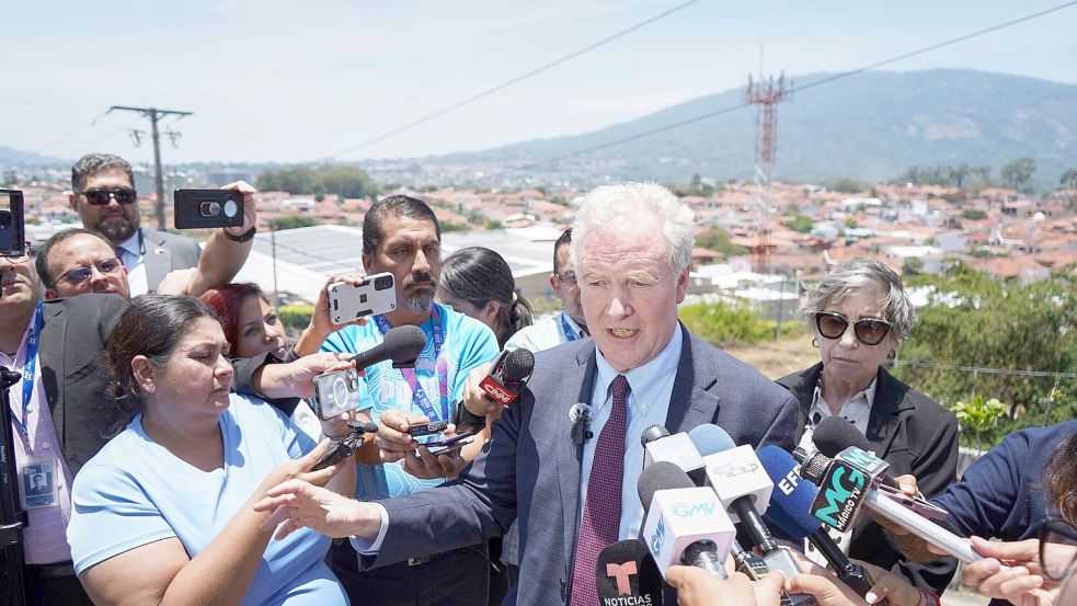 Van Hollen ist persönlich nach El Salvador gereist, um sich für die Rückführung von Abrego Garcia in die USA einzusetzen. Foto: Salvador Melendez/AP/dpa