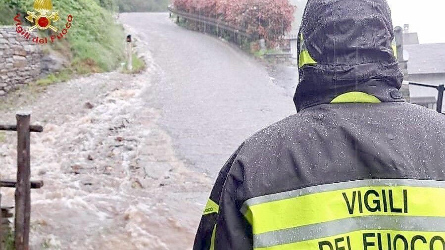 Feuerwehrmann auf einer überfluteten Straße in der Ortschaft Villadossola in Piemont in Italien. Foto: dpa/Handout/Vigili del Fuoco
