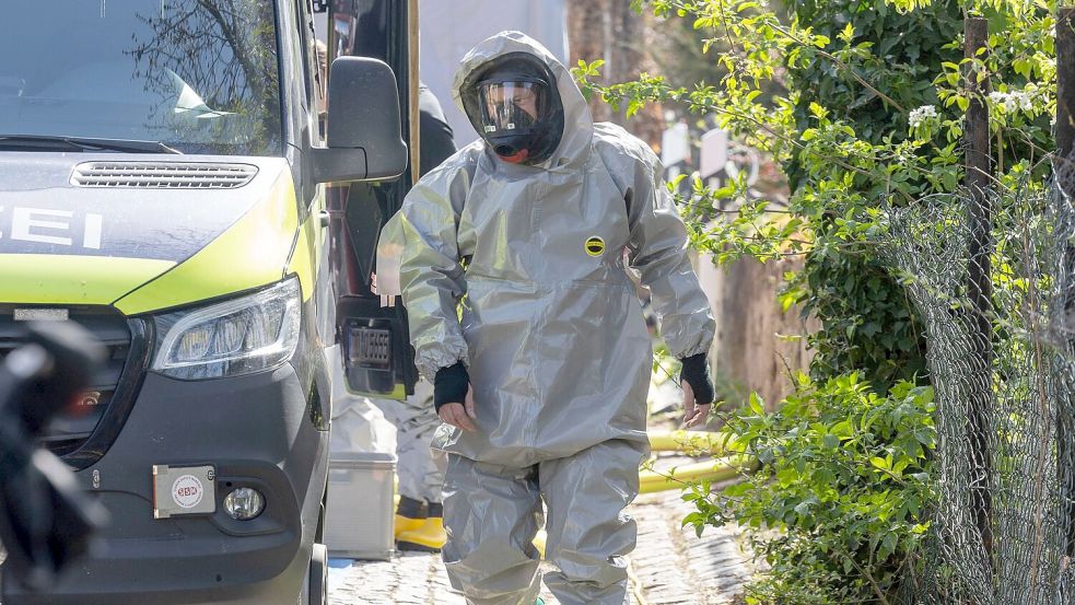 Experten des LKA betreten unter Vollschutz ein Wohnhaus in Zeithain, in dem Giftstoffe gelagert sein sollen. Foto: Daniel Wagner/dpa