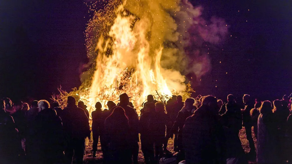 Ein Osterfeuer erhellt die Nacht. (Archivbild) Foto: Frank Hammerschmidt/dpa