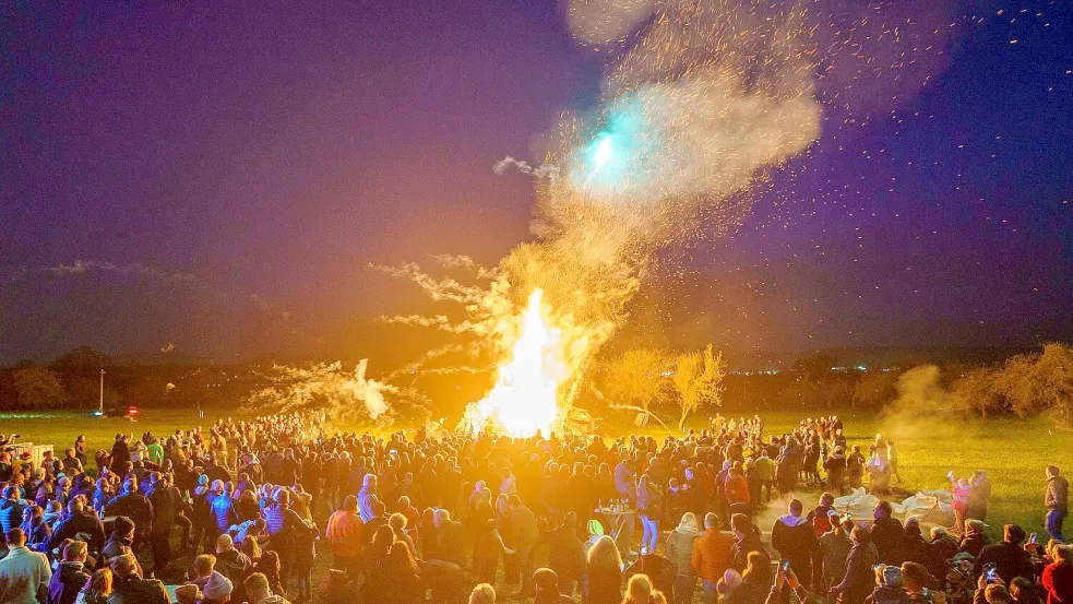 Ein Osterfeuer erhellt die Nacht. (Archivbild) Foto: Andreas Arnold/dpa