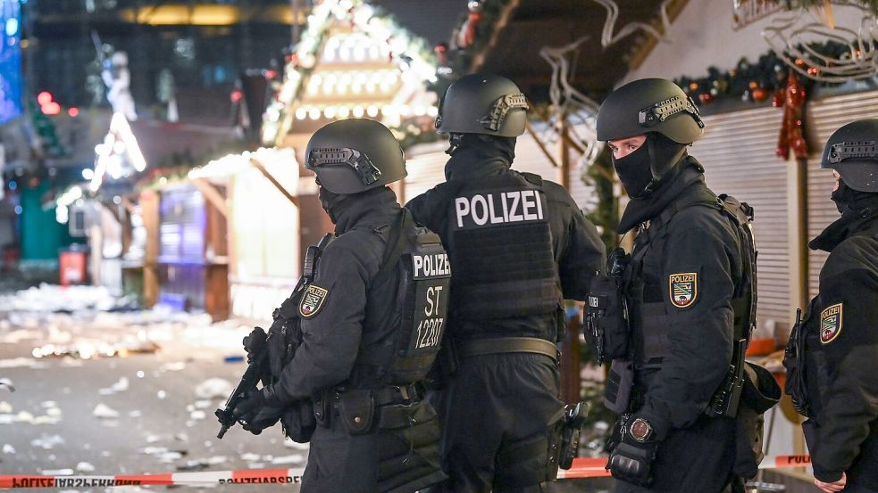 Kurz vor Weihnachten war ein 50-Jähriger aus Saudi-Arabien mit einem Auto über den Magdeburger Weihnachtsmarkt gerast. (Archivbild) Foto: Heiko Rebsch/dpa