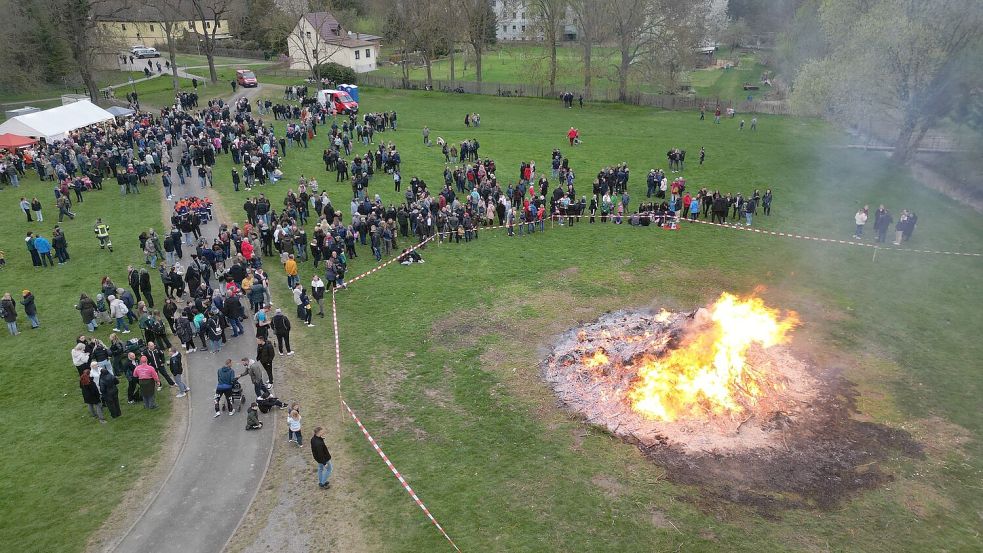 Das Wetter dürfte bei Osterfeuern mitspielen. Foto: Matthias Bein/dpa