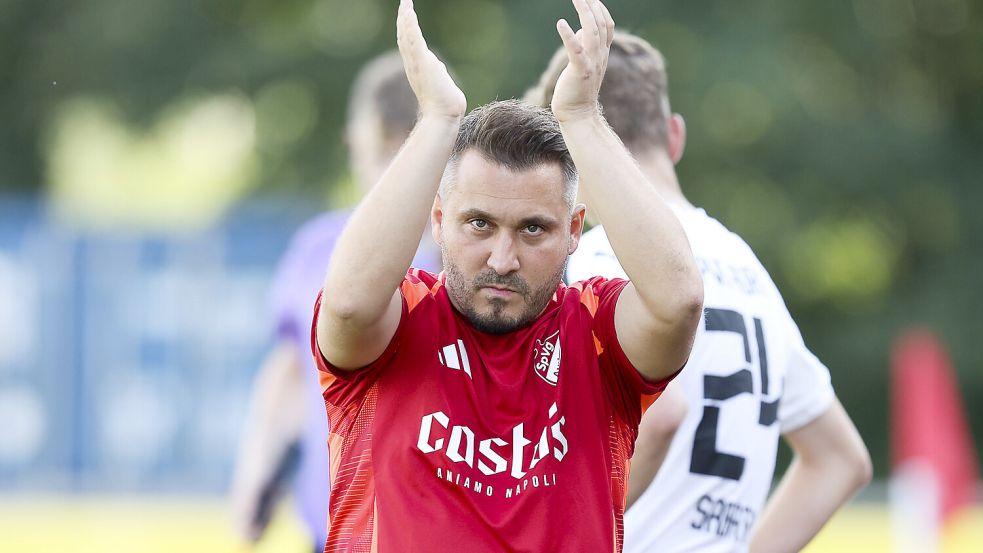 Auf zum letzten Akkord: Die Annäherungsversuche zwischen SpVg Aurich und Trainer Claudio Casto sind endgültig gescheitert. Foto: Jens Doden (Emden)