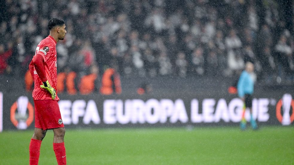 Fällt länger aus: Eintracht-Torwart Santos. Foto: Arne Dedert/dpa