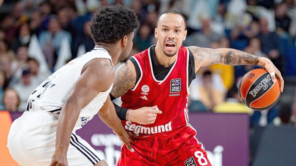Shabazz Napier (r) war gegen Madrid bester Münchner Werfer. Foto: Alberto Gardin/ZUMA Press Wire/dpa