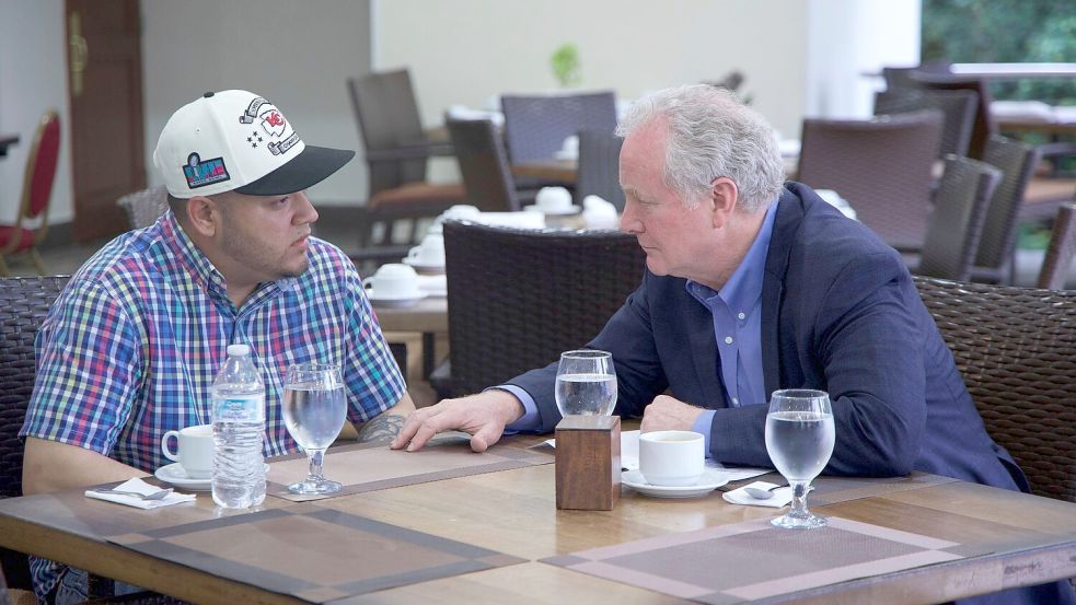 Senator Van Hollen spricht erstmals mit dem abgeschobenen Kilmar Ábrego García - später sollen „Margarita-Gläser“ aufgetaucht sein. Foto: Uncredited/Press Office Senator Van Hollen/AP/dpa