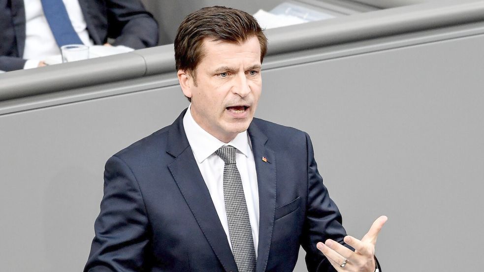 Kommunen-Spitzenvertreter André Berghegger, hier noch als CDU-Bundestagsabgeordneter am Rednerpult. (Archivbild) Foto: Britta Pedersen/dpa-Zentralbild/dpa