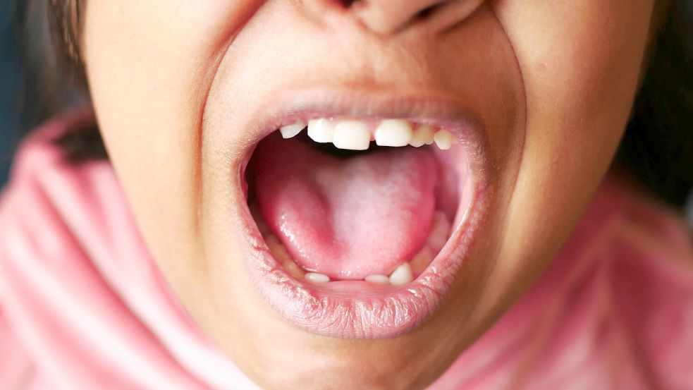 Zwei Kinder, zwei Trotzphasen – und mittendrin ein Vater zwischen Wut, Tränen und dem Versuch, ruhig zu bleiben. Foto: IMAGO/YAY Images