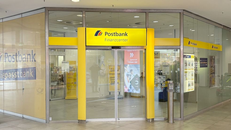 Die Postbankfiliale im Auricher Carolinenhof schließt bald. Foto: Romuald Banik