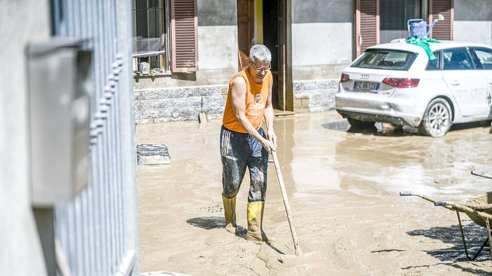 Nach den Unwettern sind die Menschen in Norditalien vielerorts mit Aufräumen beschäftigt. Foto: Jason Tschepljakow/dpa