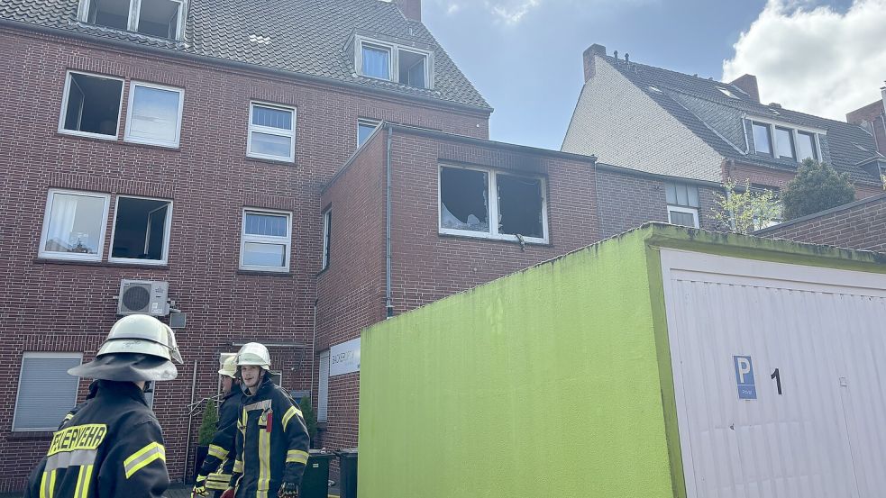 Fensterscheiben in Nähe des Brandherds im hinteren Teil des Gebäudes sind zerborsten. Foto: Lotta Groenendaal