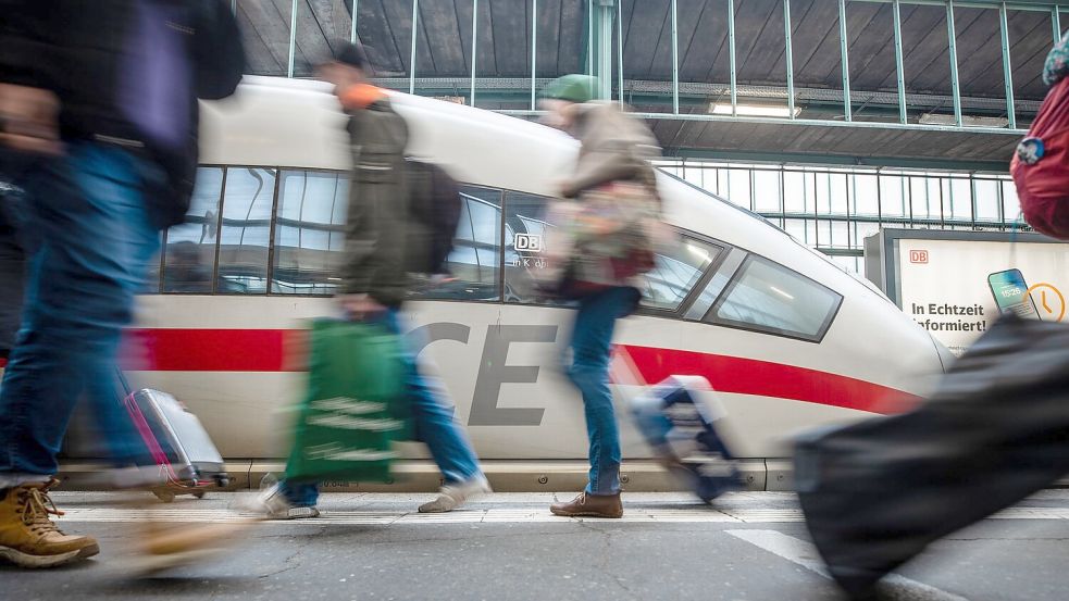 Über Ostern reisen so viele Fahrgäste wie noch nie im Fernverkehr der Deutschen Bahn. (Archivbild) Foto: Christoph Schmidt/dpa
