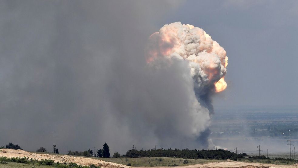 Russische Arsenale gehören zu den Hauptzielen ukrainischer Angriffe - im jüngsten Fall soll aber fahrlässiger Umgang mit Munition an den Explosionen schuld sein. (Archivbild) Foto: Viktor Korotayev/Kommersant Publishing House/AP/dpa