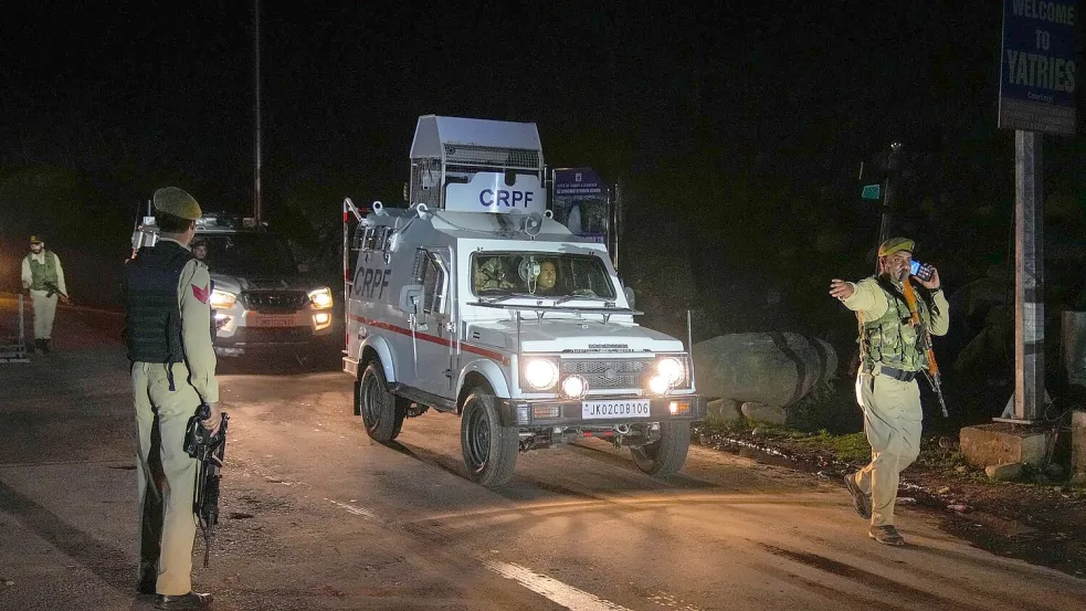 Indische Polizisten kontrollieren Straßen im Süden Kaschmirs, nachdem dort Angreifer wahllos das Feuer auf Touristen eröffnet haben. Foto: Dar Yasin/AP/dpa