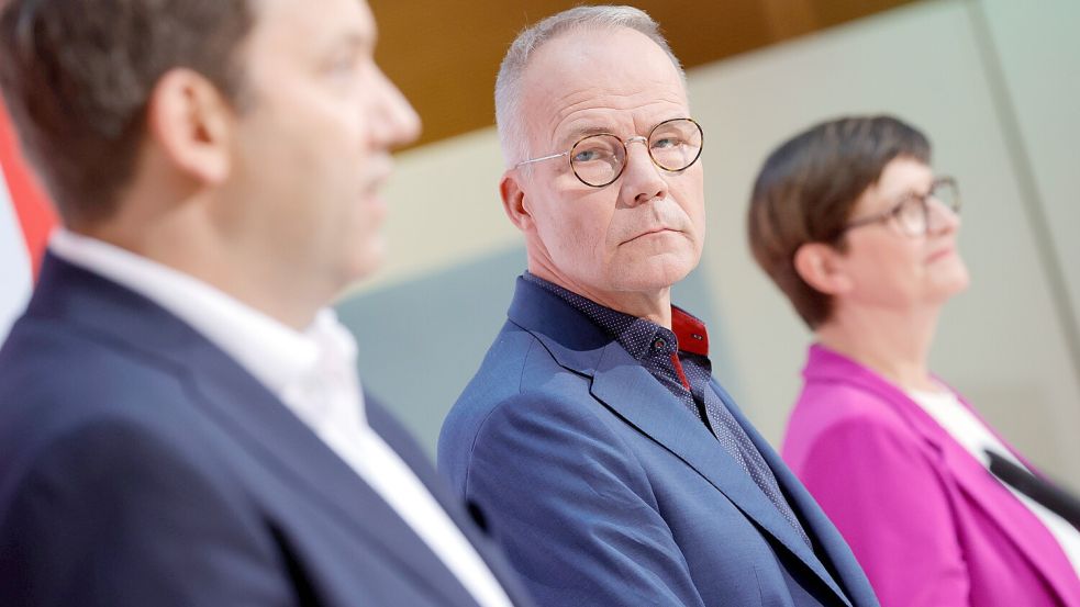 Er will den Streit mit der CDU nicht kaschieren, sondern herausarbeiten: SPD-Generalsekretär Matthias Miersch (Mitte) zwischen den Parteichefs Lars Klingbeil und Saskia Esken. Foto: Imago/M. Popow