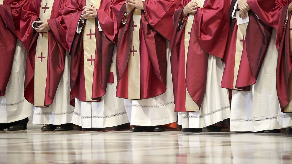 Der Papst wird nicht von den weltweit 1,4 Milliarden Katholiken, sondern von den wahlberechtigten Kardinälen gewählt. Foto: dpa/AP/Alessandra Tarantino