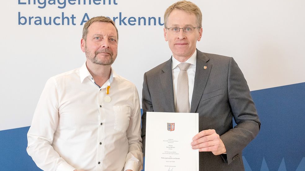 Ministerpräsident Daniel Günther (rechts) zeichnete Heino Wilken mit der Rettungsmedaille am Bande aus. Foto: Frank Peter