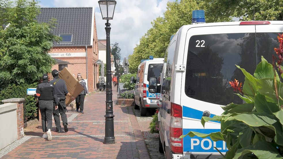 Die Razzia am Hauptkanal in Papenburg im Sommer 2023 sollte unter anderem klären, ob ein mutmaßlicher Clan-Krimineller Subventionsbetrug begangen hat. Foto: Judith Bootsmann