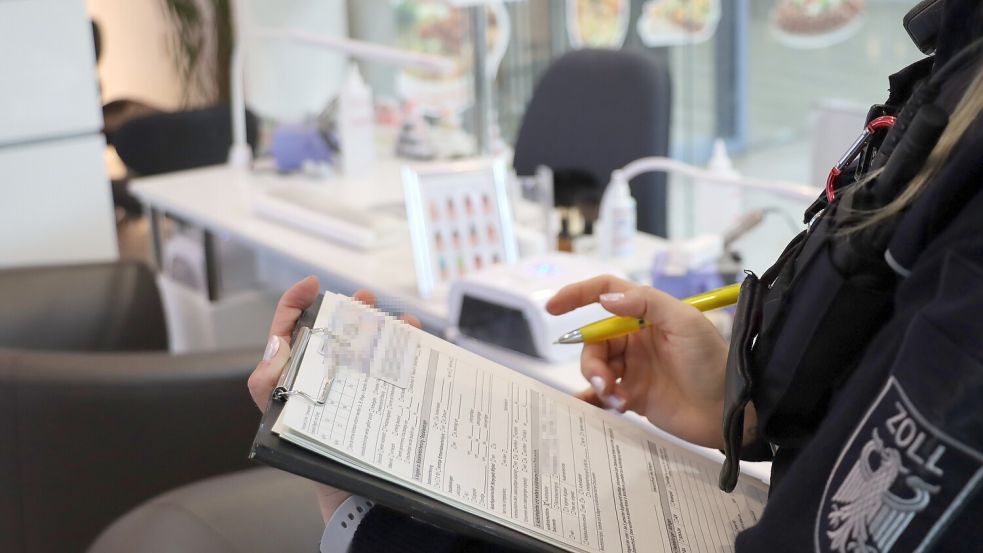 Der Zoll hat am Mittwoch zahlreiche Betriebe der Friseur- und Kosmetikbranche auf Schwarzarbeit hin kontrolliert. Foto: Hauptzollamt Bremen
