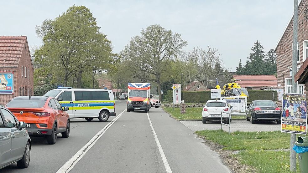 Für die Landung und den Start des Rettungshubschraubers (rechts im Bild) sperrte die Polizei die viel befahrene Bundesstraße 70 in Großwolde zwischenzeitlich voll. Foto: David Ammermann