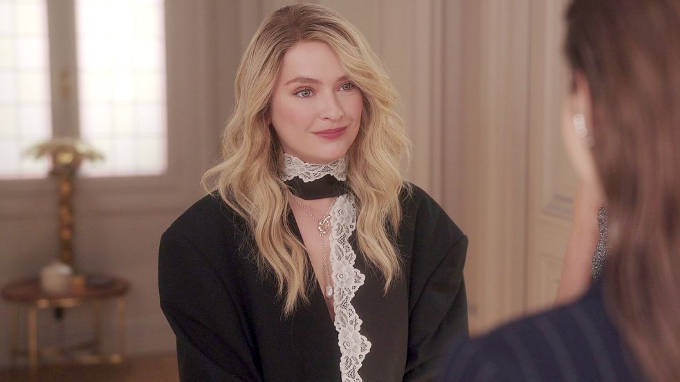 Camille Razat als Camille in der Serie „Emily in Paris“. Foto: -/Netflix/dpa