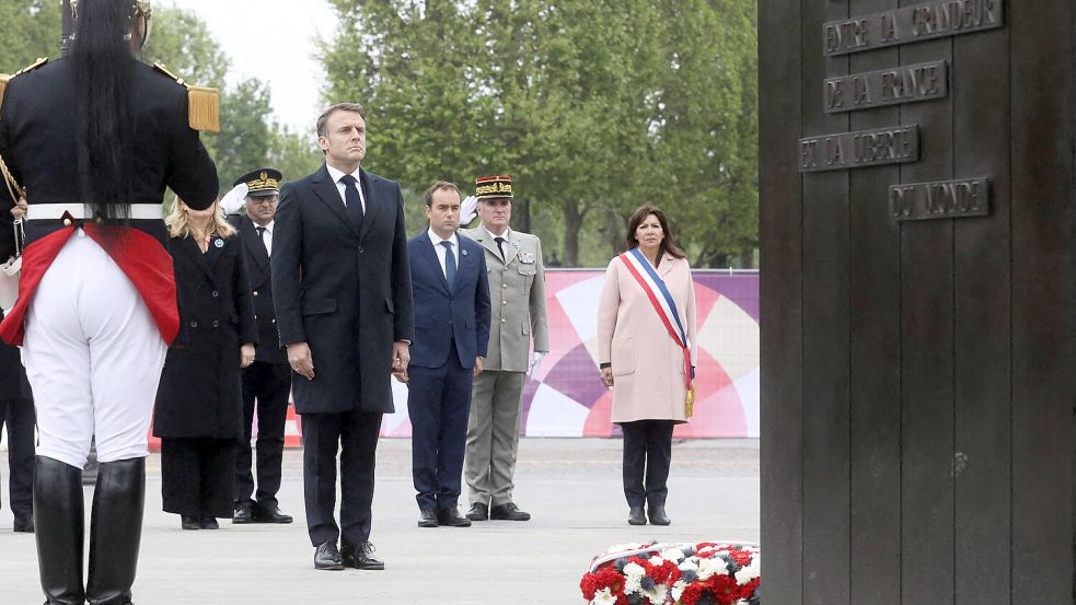 Präsident Emmanuel Macron bei den Feierlichkeiten zum 79. Jahrestag des Sieges vom 8. Mai 1945 vor der Statue von General de Gaulle in Paris, Frankreich, am 8. Mai 2024. Foto: IMAGO/ABACAPRESS