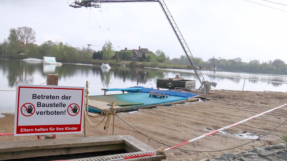 Der Zugang zum Rundkurs der Wakeboard-Anlage ist noch eine Baustelle. Es müssen neue Fundamente für die Startrampe, die Besucherplattform und Besucherterrasse sowie den Bedientisch gelegt werden. Foto: Romuald Banik