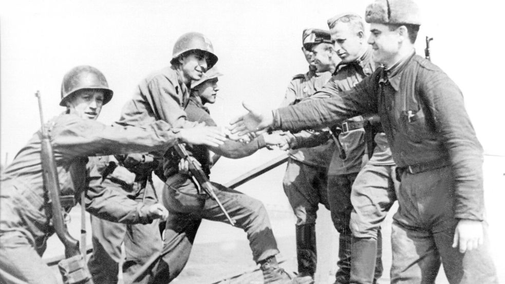 Dieses Foto vom Handschlag amerikanischer und sowjetischer Soldaten in Torgau am 25. April 1945 ging um die Welt. (Archivbild) Foto: ADN/dpa