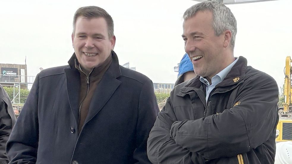 Florian Eiben (links) und Johann Saathoff hatten gute Laune beim ersten Spatenstich für das neue Freibad Norddeich. Foto: Rebecca Kresse