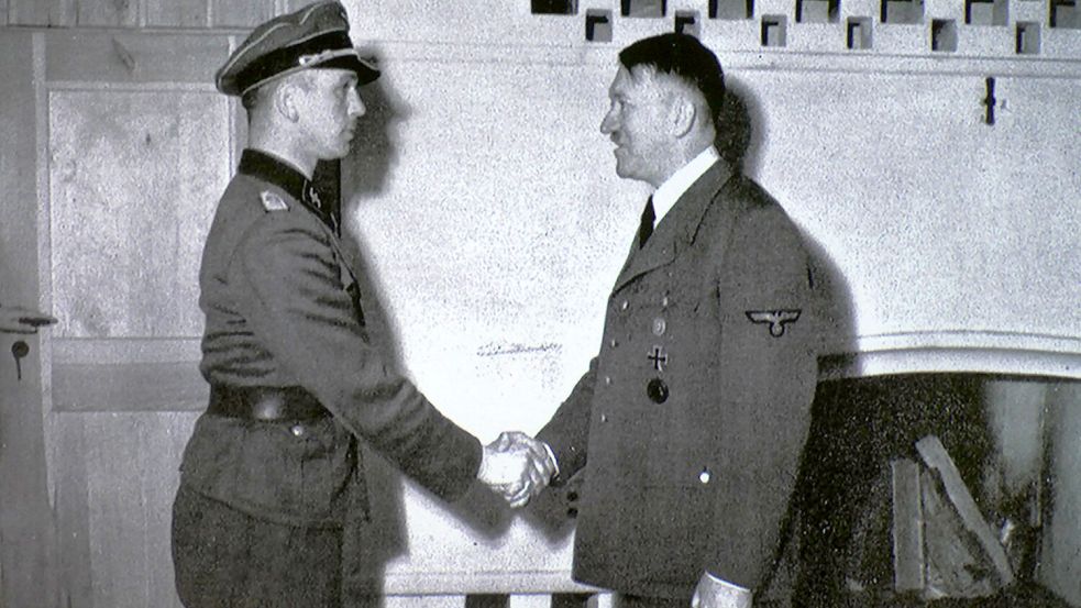 Kurt Meyer mit Adolf Hitler, den er auch nach dem Ende des Zweiten Weltkriegs weiterhin verehrte. Ein Bild von Hitler hing im Wohnzimmer, wie der Sohn berichtete. Quelle: Archiv Kellner