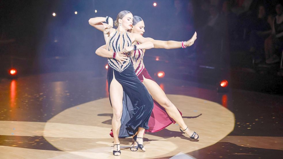 Marie Mouroum und Renata Lusin sorgten mit ihrem Tango für große Begeisterung. Foto: Thomas Banneyer/dpa