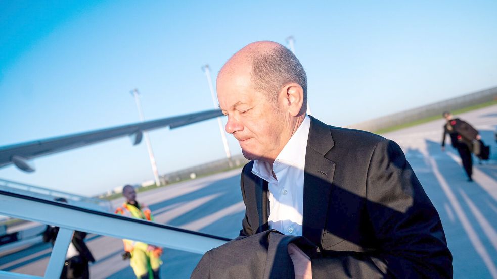 Olaf Scholz traf bei der Trauerfeier für den Papst Donald Trump. Foto: Fabian Sommer/dpa