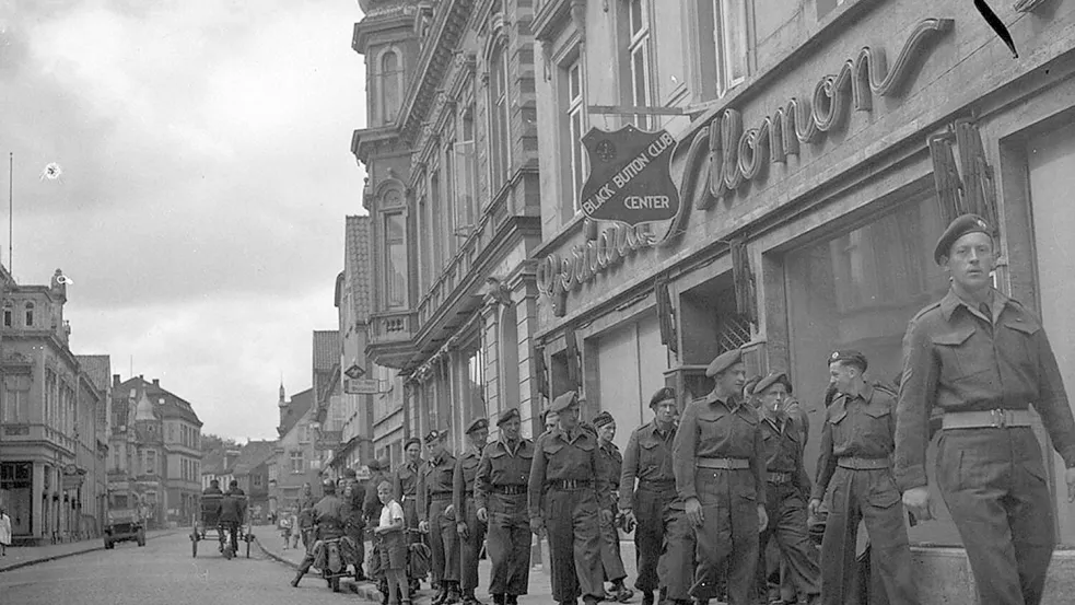 Soldaten der Canadian Army Occupation Force (C.A.O.F.) gehen Ende August 1945 durch Aurich. Foto: Library and Archives Canada