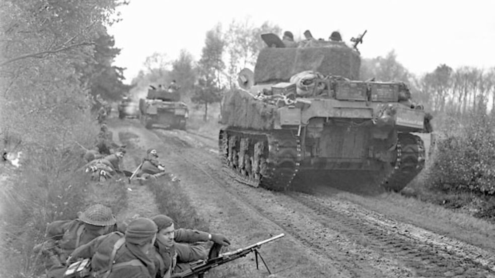 Kanadische Truppen am 29. April 1945 südlich von Oldenburg. Es sind Soldaten der 2nd Canadian Infantry Division bei Munderloh in der Gemeinde Hatten. Foto: Library and Archives Canada