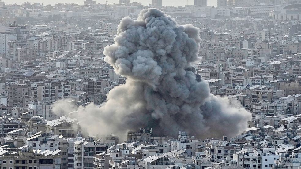 Rauch steigt nach einem israelischen Luftangriff über einem Vorort von Beirut auf. Foto: Bilal Hussein/AP/dpa