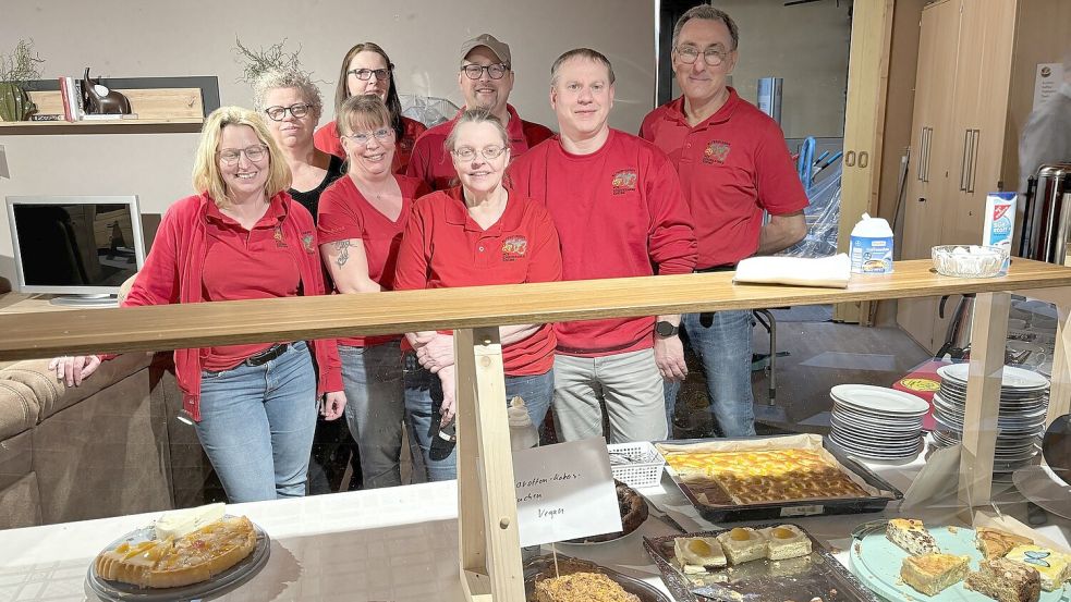 Mitglieder vom Elternverein krebskranker Kinder hatten 80 Kuchen gebacken, die sie an den zwei Tagen auch locker loswurden. Die Standgebühren des Kunsthandwerkermarkes und die Einnahmen aus dem kleinen Café kommen dem Verein zugute. Foto: Karin Böhmer