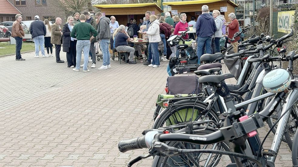 Am Ende des Alten Handelsplatzes bot die Kita Zwergennest Waffeln an. Zudem gab es dort eine Hüpfburg und eine riesige Dartsscheibe. Foto: Karin Böhmer