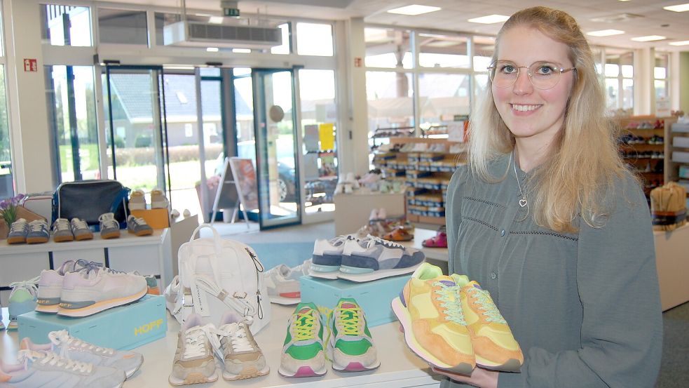 Neele Betten, Verkäuferin bei P.S. Schuhe in Westerende, zeigt was aktuell im Trend liegt: bunte und helle Schuhe für den Frühling und Sommer. Foto: Imke Cirksena