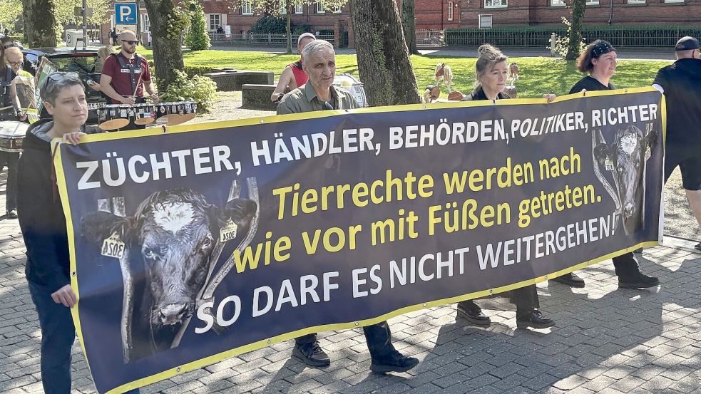 Mit diesem Transparent wird der Demonstrationszug angeführt.