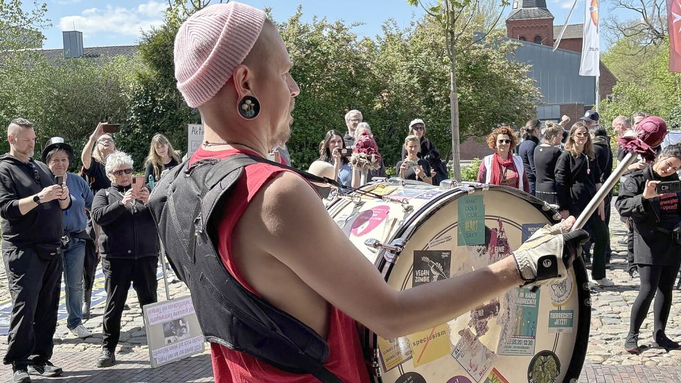 Die Gruppe „Drums over Knives“ unterstützt die Demonstration.