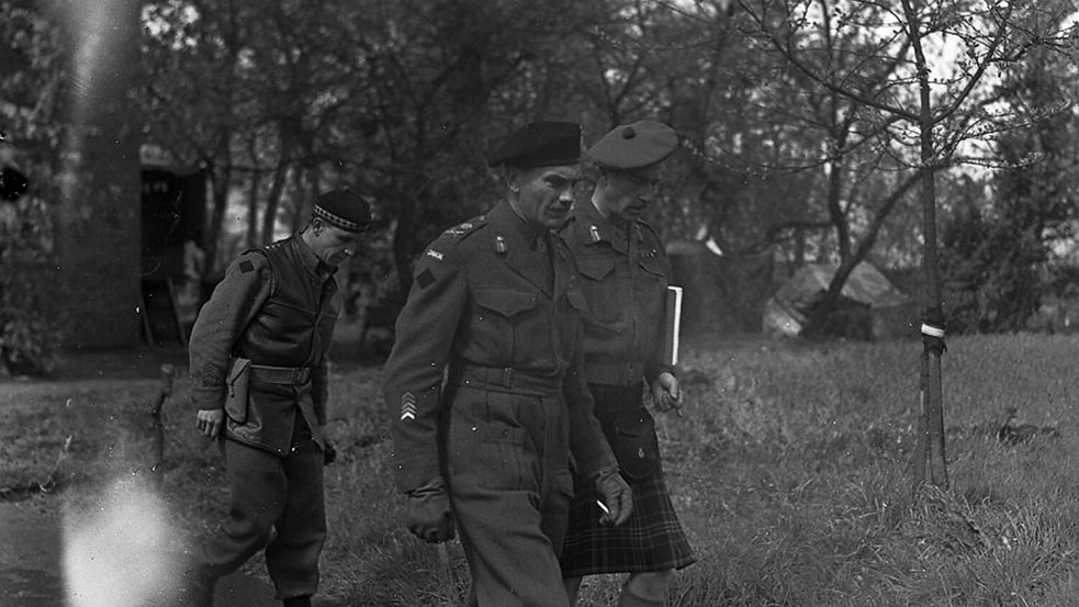 Major General Ralph Keefler (rechts), kommandierender General der 3rd Canadian Infantry Division, am 2. Mai 1945 zusammen mit seinem Vorgesetzten, dem Befehlshaber des 2nd Canadian Corps, Lieutenant General Guy Simonds (Mitte), in Hesel auf dem Weg zur Besprechung über den Angriff auf Aurich. Foto: © Library and Archives Canada