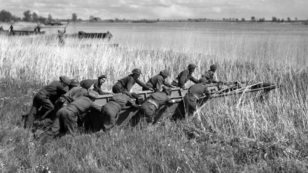 Angriff auf Leer. Überquerung der Ems in Sturmbooten am 28. April 1945. Foto:© Library and Archives Canada