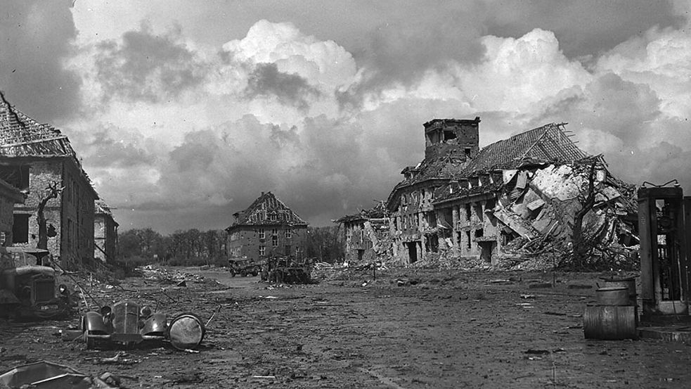 Die Kaserne in Leer, aufgenommen am 1. Mai 1945. Sichtbar sind die Zerstörungen vom Luftangriff am 19. April. Leer. Foto: © Library and Archives Canada