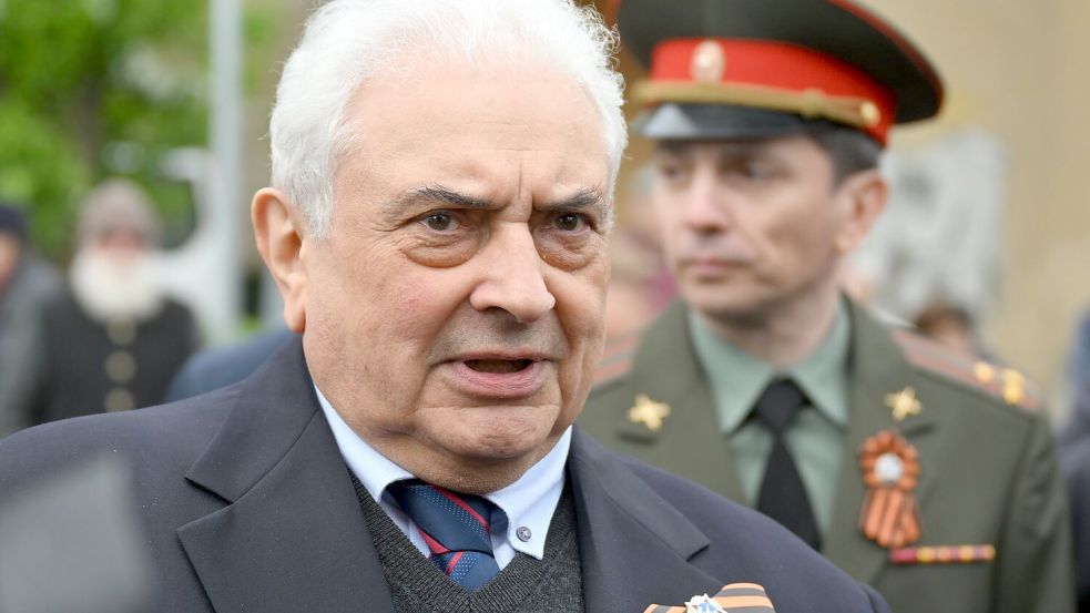 Russlands Botschafter hat am Weltkriegs-Gedenken in Torgau teilgenommen. Foto: Hendrik Schmidt/dpa