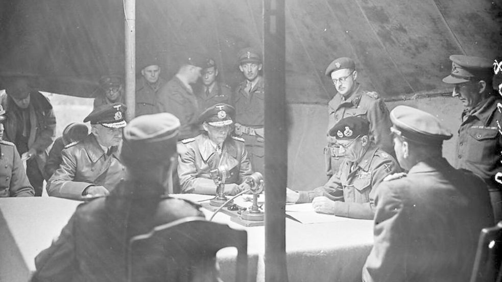 Field Marshall Montgomery (sitzend, 2. von rechts) empfängt die Teilkapitulation der Wehrmacht für Nordwestdeutschland, die Niederlande und Dänemark am 4. Mai 1945 um 18.30 Uhr in der Nähe von Lüneburg. Foto: © Imperial War Museum, London