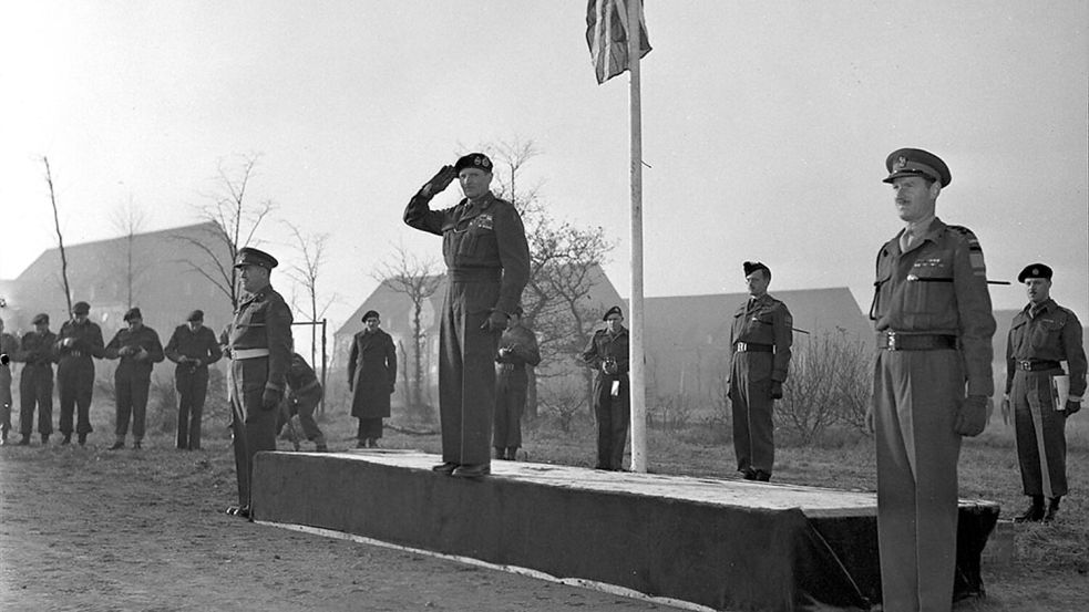 Field Marshal Bernard Montgomery (Mitte) besucht am 25. November 1945 die kanadischen Soldaten der Canadian Army Occupation Force auf dem Gelände der Auricher Blücher-Kaserne. Foto: © Library and Archives Canada