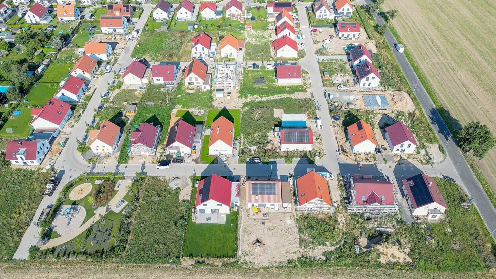 Die Finanzaufsicht lockert die Kreditvorgaben für Banken - das könnte zu mehr Immobiliendarlehen führen (Archivbild) Foto: Jan Woitas/dpa