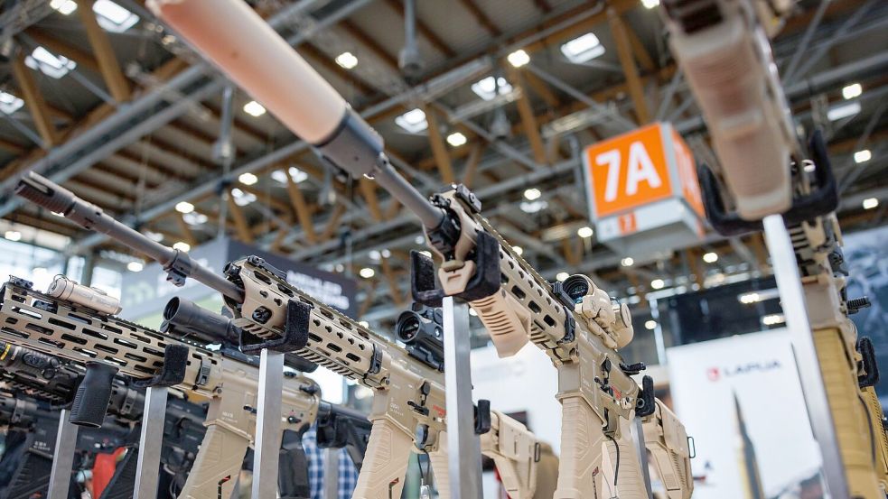 Sturmgewehre - wie hier bei der Nürnberger Messe Enforce Tac ausgestellt - sind das Kerngeschäft von Heckler & Koch. Foto: Daniel Karmann/dpa